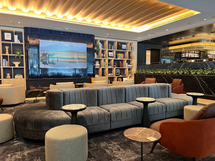 Chase Sapphire Lounge DFW couch and chairs