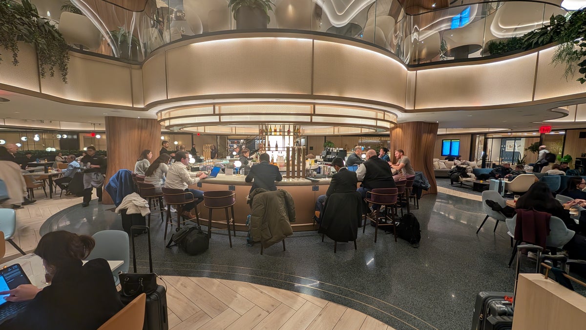 Chase Sapphire Lounge LGA bar