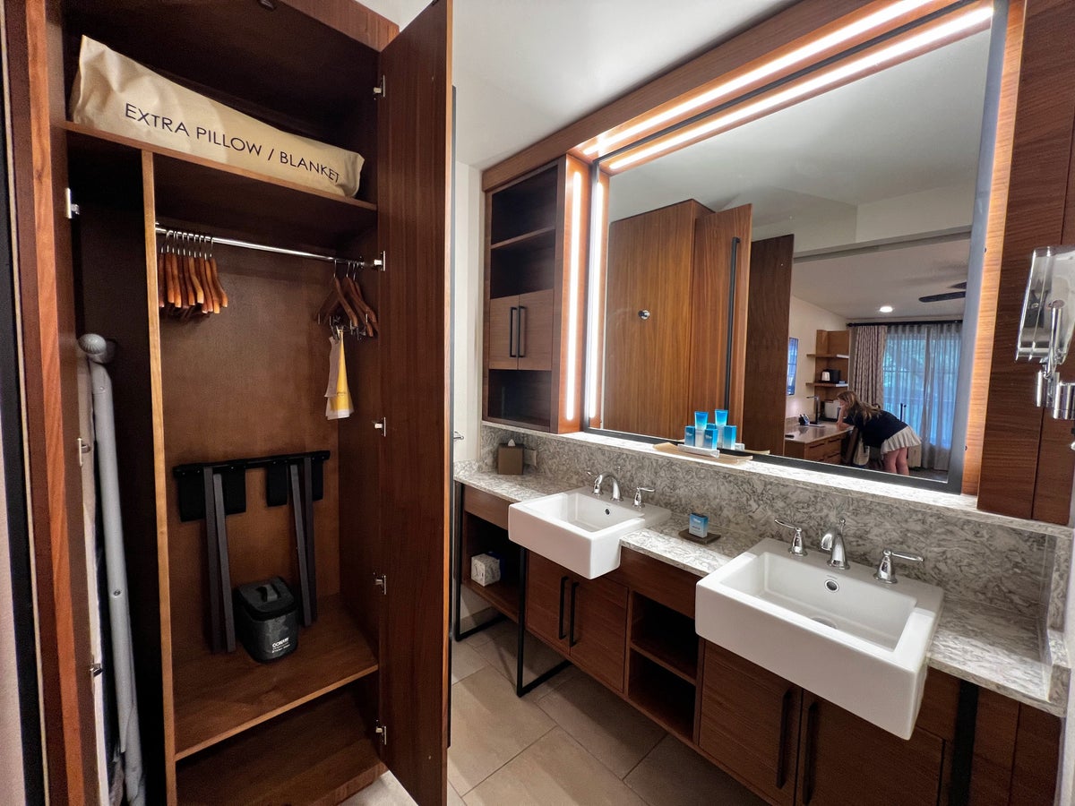 Coronado Springs guest room bathroom