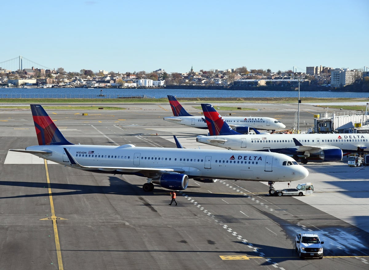 Delta A321 Pushback LGA A220