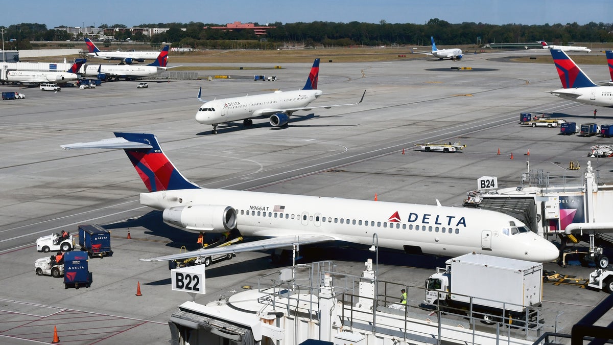 Delta Air Lines B717 Atlanta Concourse B