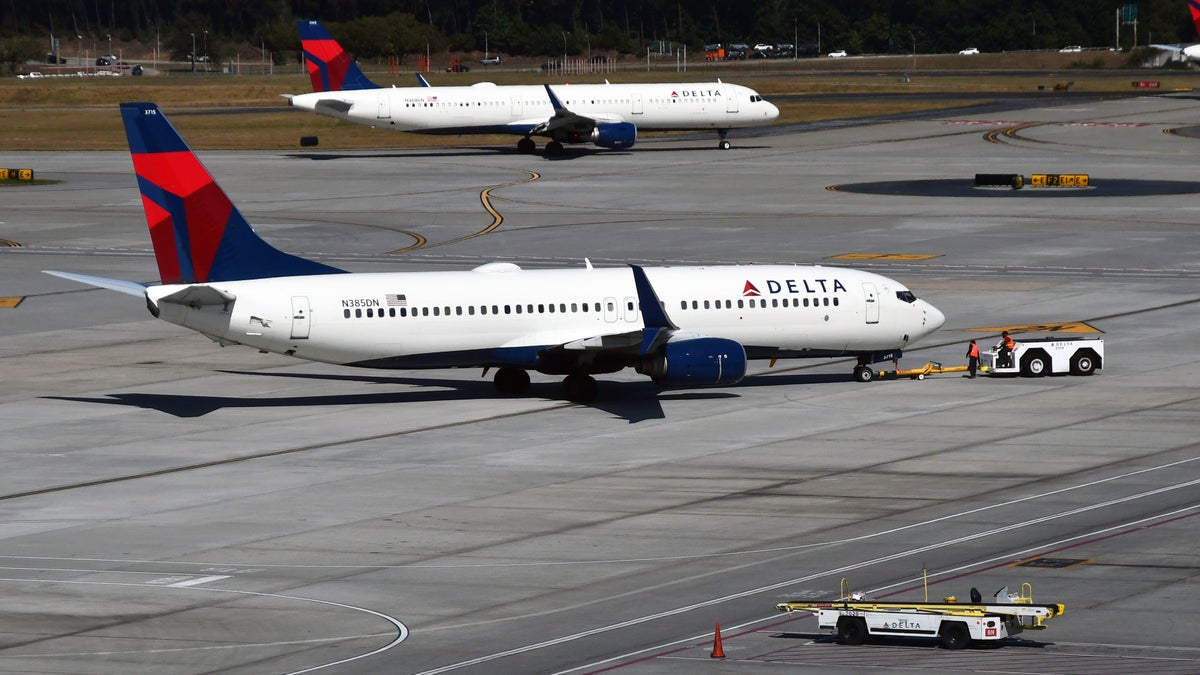 Delta Air Lines B737 800 Atlanta pushback A321