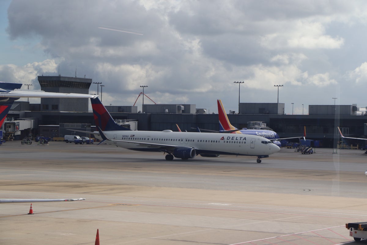 Delta B737 9 taxiing between terminals ATL