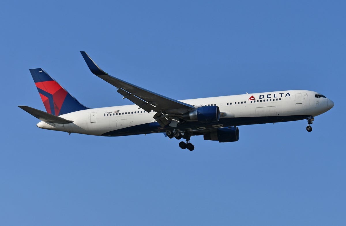 Delta B767 300ER landing JFK 13L