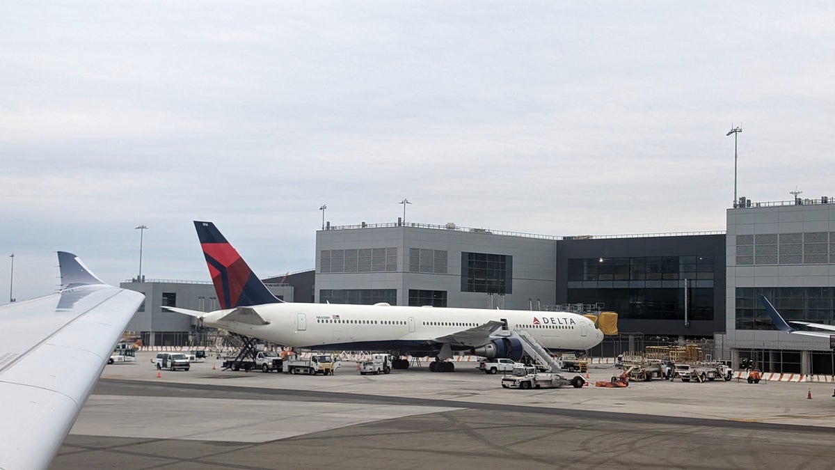 Delta B767 400 JFK new terminal 2