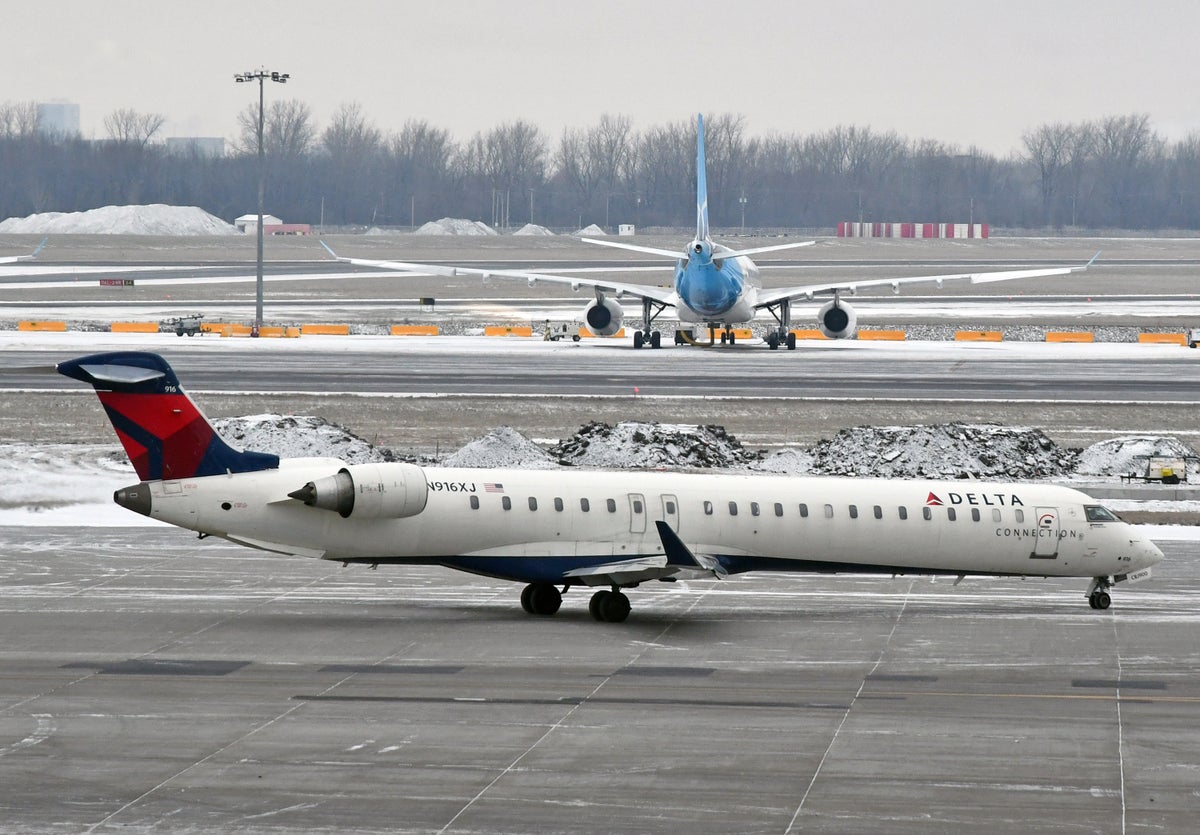 Delta Connection CRJ900 Montreal