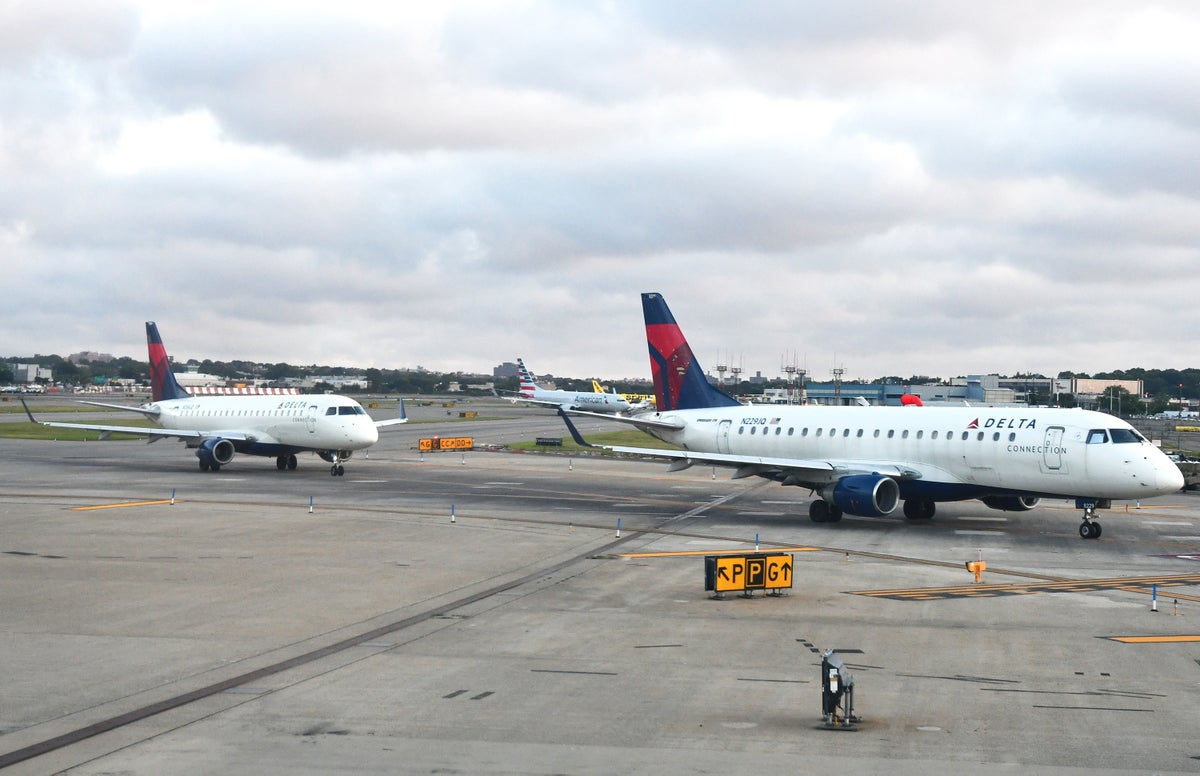 Delta Connection Embraer E175s Takeoff Queue LGA Delta Connection Embraer E175s Takeoff Queue LGA