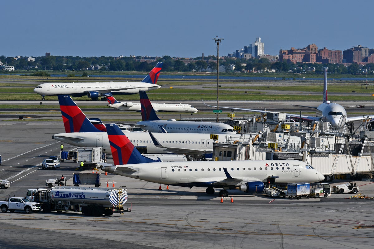 Delta Connection and Delta mainline planes JFK T4