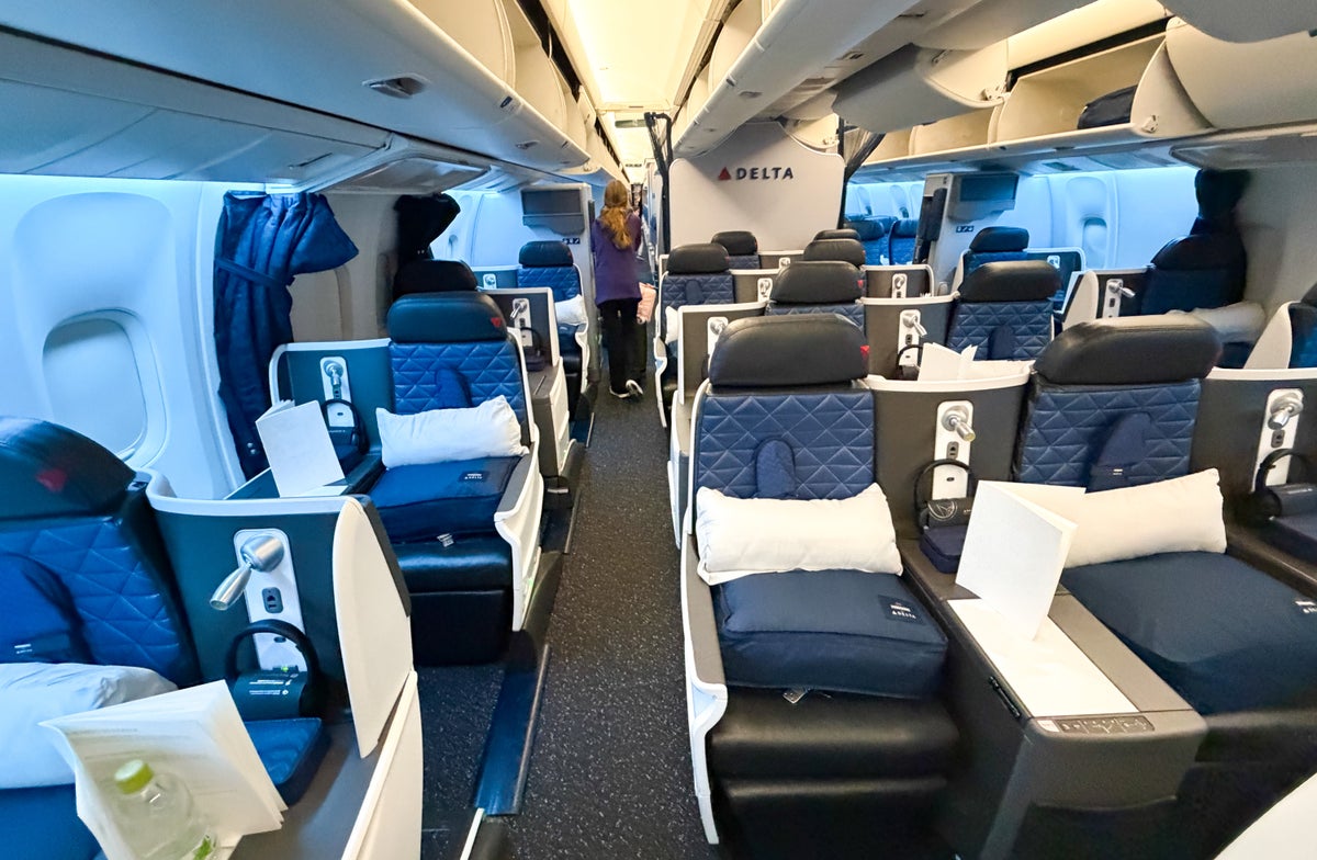 Delta One 767 business class Image Credit Chris Hassan 6