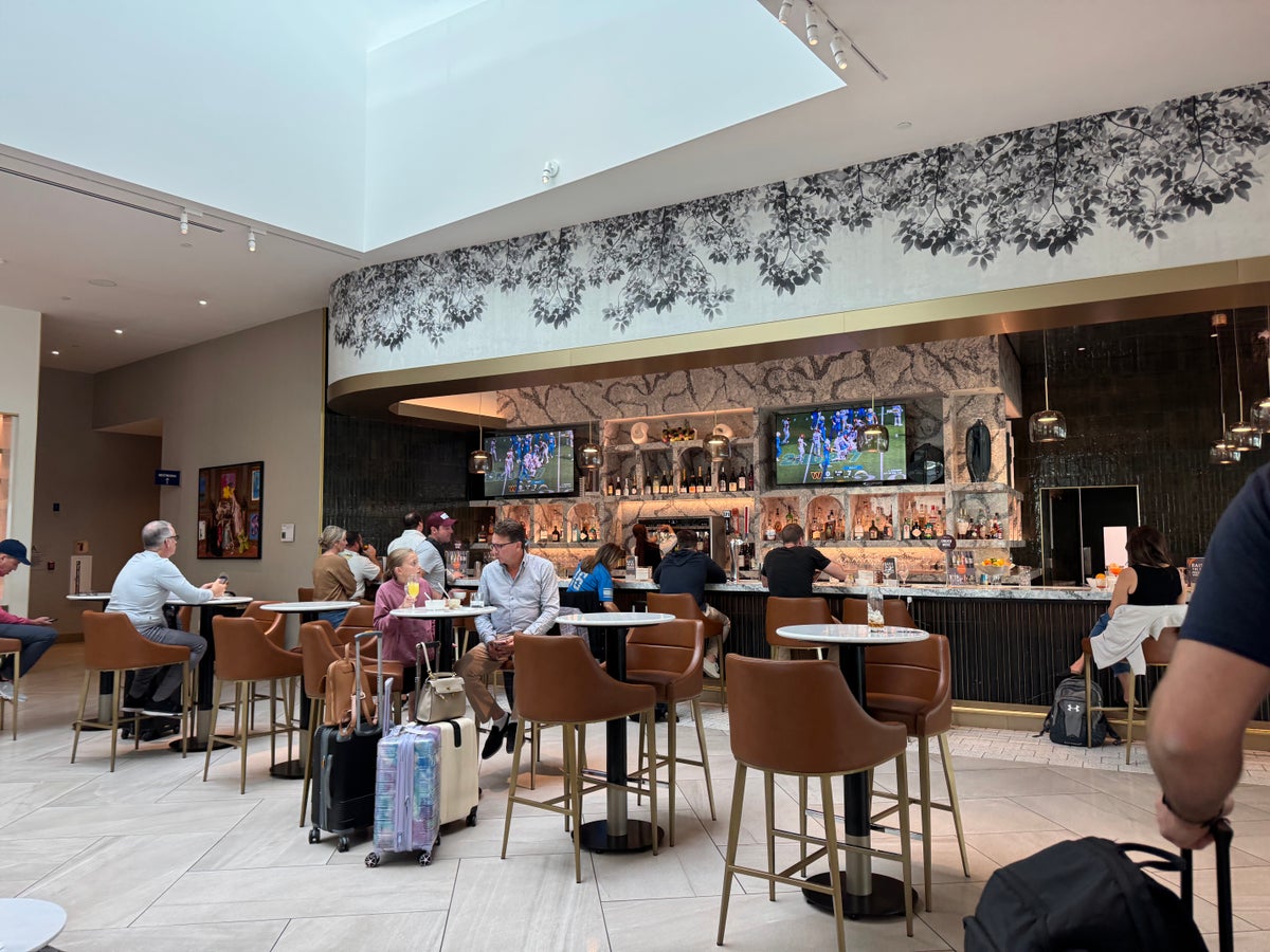 Delta Sky Club CLT Bar Delta Sky Club CLT Bar