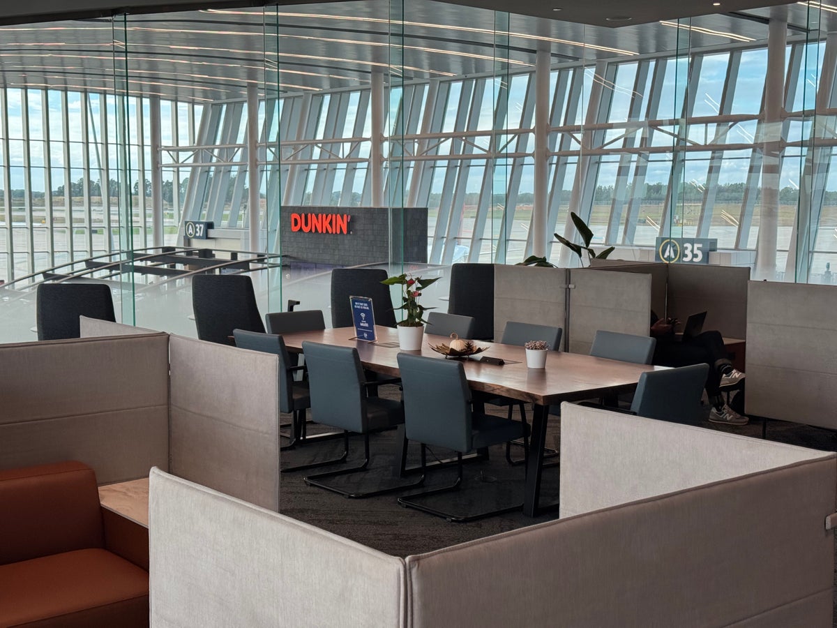 Delta Sky Club CLT Business Pod Delta Sky Club CLT Business Pod