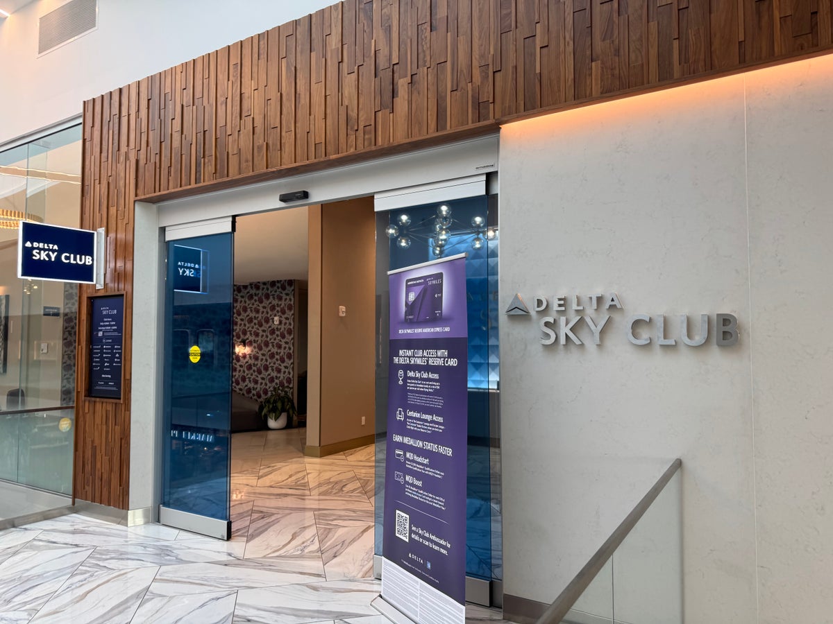 Review of Delta Sky Club at Charlotte (CLT): 6 Things To Know