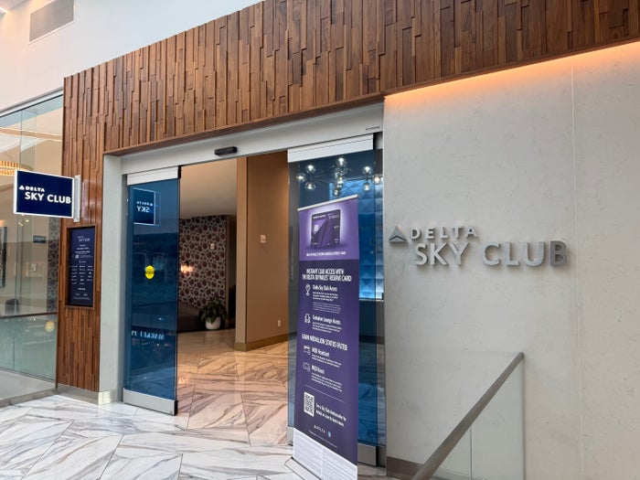 Review of Delta Sky Club at Charlotte (CLT): 6 Things To Know