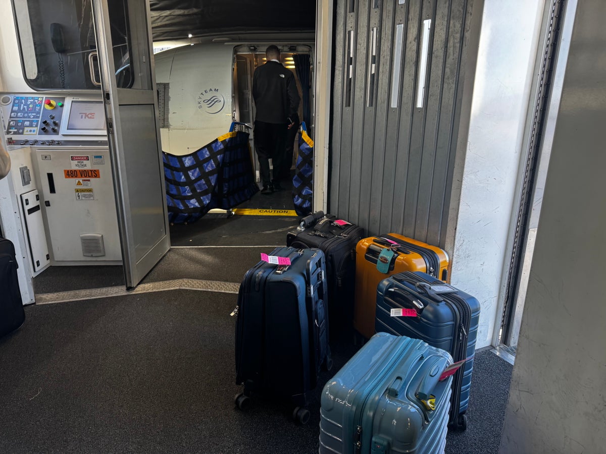 Delta gate checked bags jet bridge