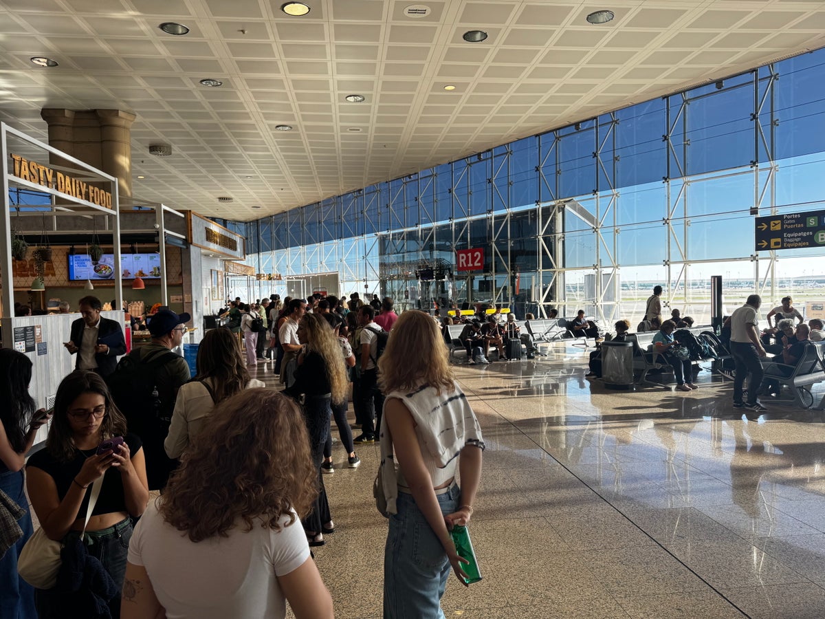 EasyJet boarding queue BCN