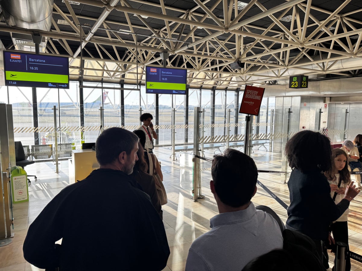 EasyJet speedy boarding line LIS