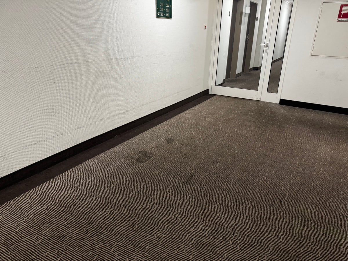 Four Essen stain by elevator