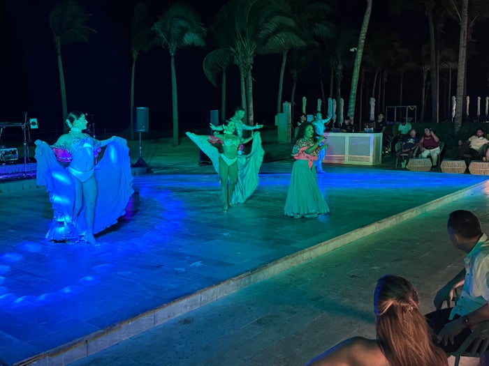 Hilton Tulum singer