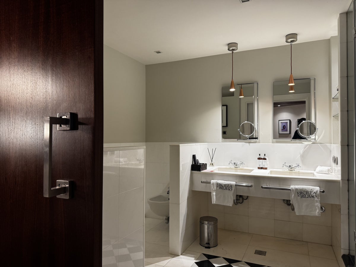 Hotel Ercilla de Bilbao Marriott Autograph Bathroom