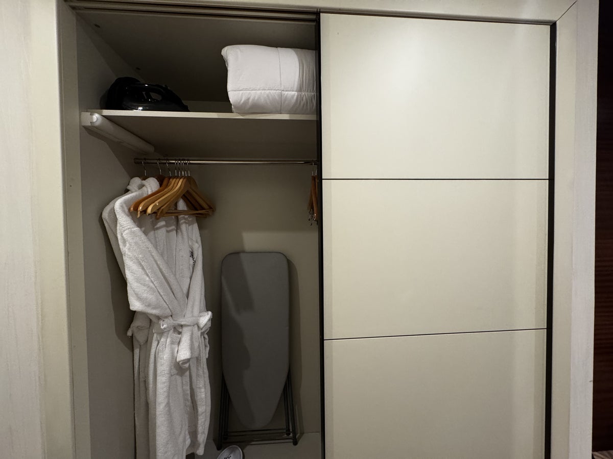 Hotel Ercilla de Bilbao Marriott Autograph Bedroom Closet