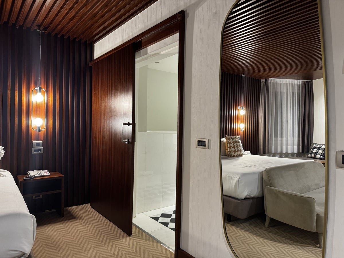 Hotel Ercilla de Bilbao Marriott Autograph Bedroom Mirror Bathroom