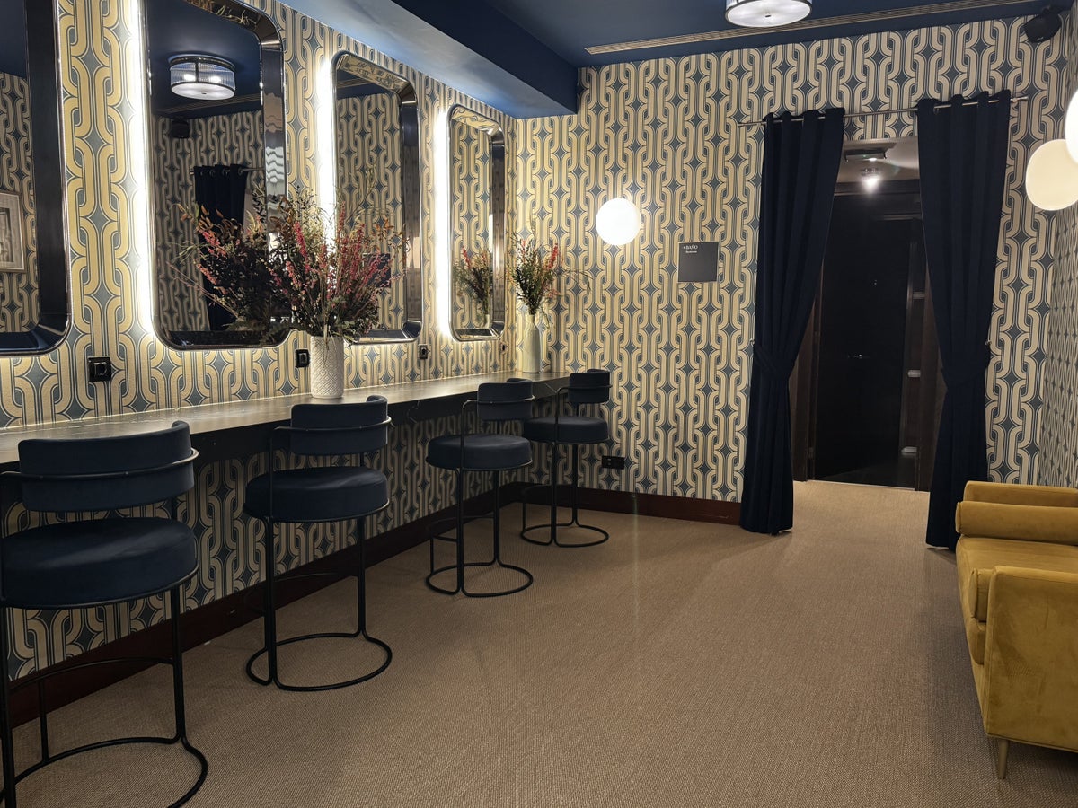 Hotel Ercilla de Bilbao Marriott Autograph Powder Room Seating