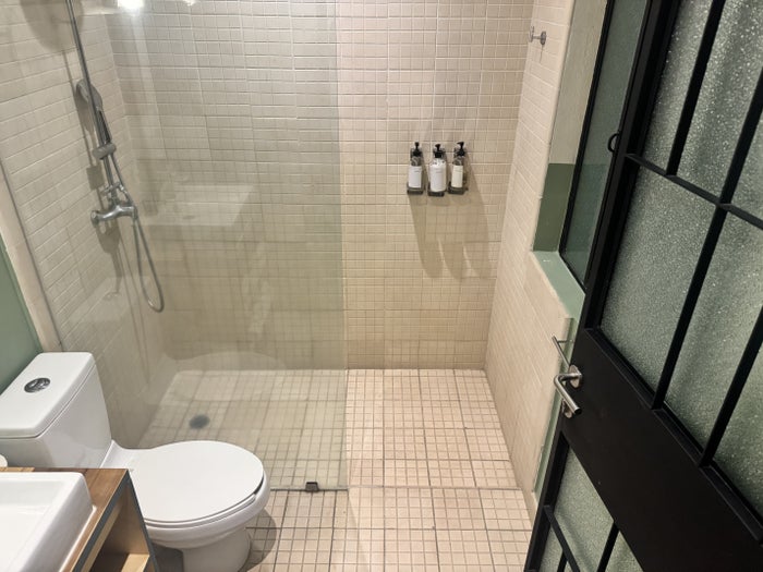 Hotel San Fernando Bunkhouse Bathroom Shower