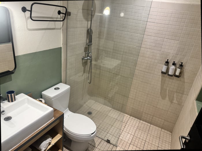 Hotel San Fernando Bunkhouse Bathroom