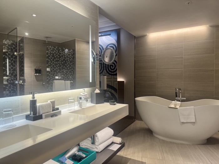Hyatt Centric San Isidro Lima Bathroom Vanity and Tub