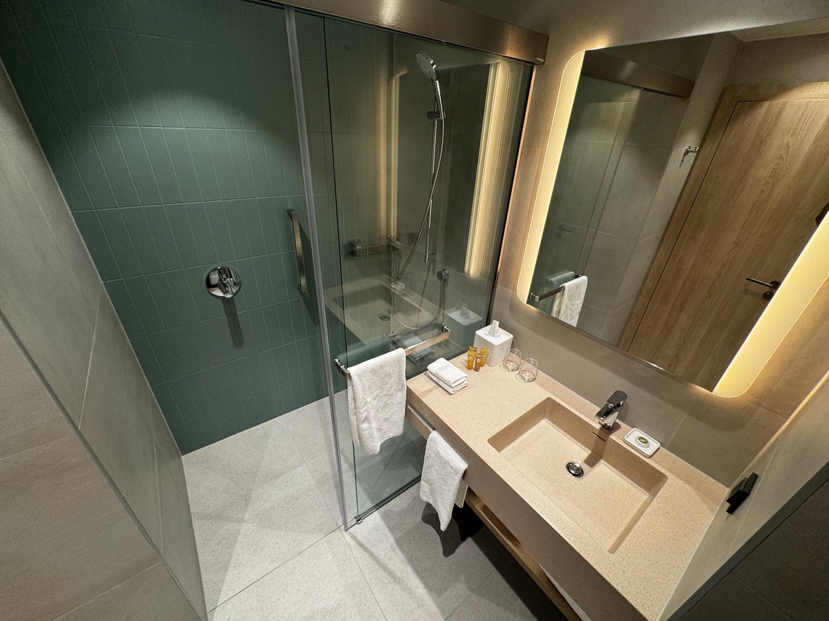Hyatt Place Tallinn 1 King Deluxe High Floor bathroom