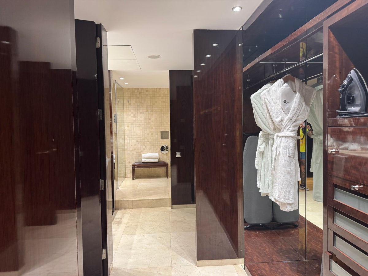 Hyatt Regency Barcelona Tower bathroom