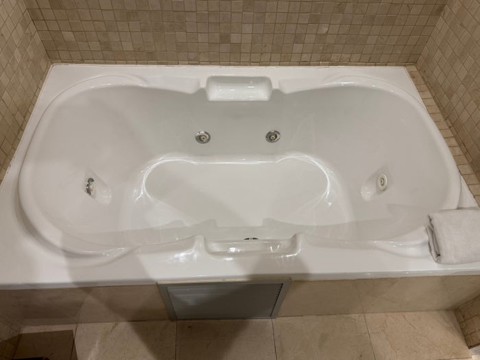 Hyatt Regency Barcelona Tower tub