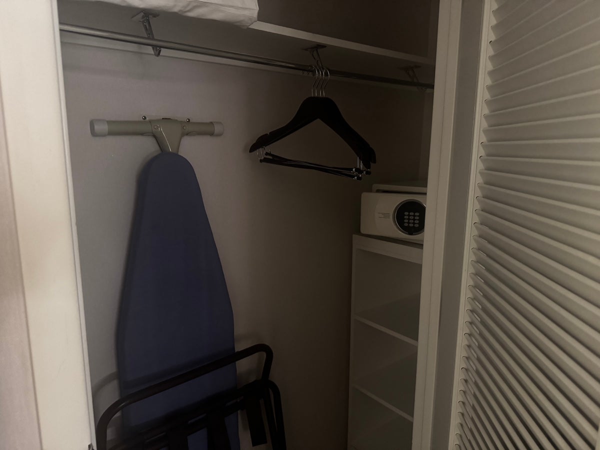 Hyatt Regency Boston Harbor bedroom closet