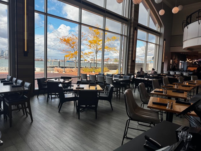 Hyatt Regency Boston Harbor restaurant seating