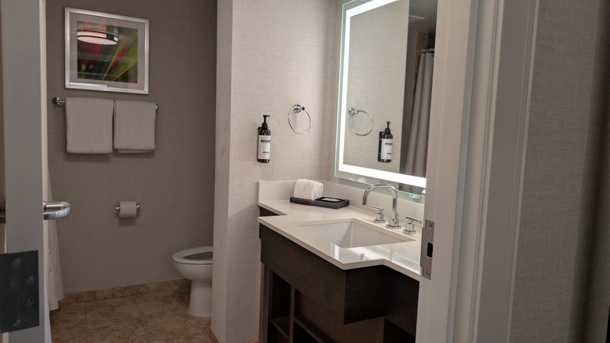 Hyatt Regency MCO guestroom bathroom