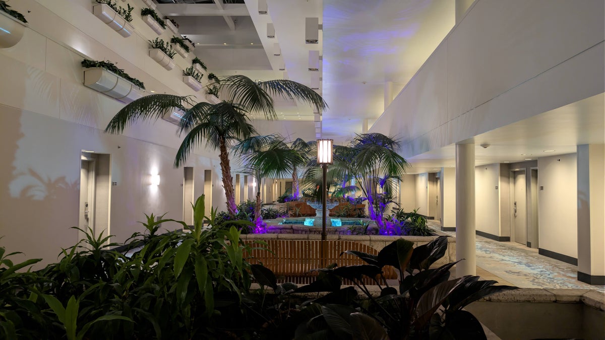 Hyatt Regency MCO hallway