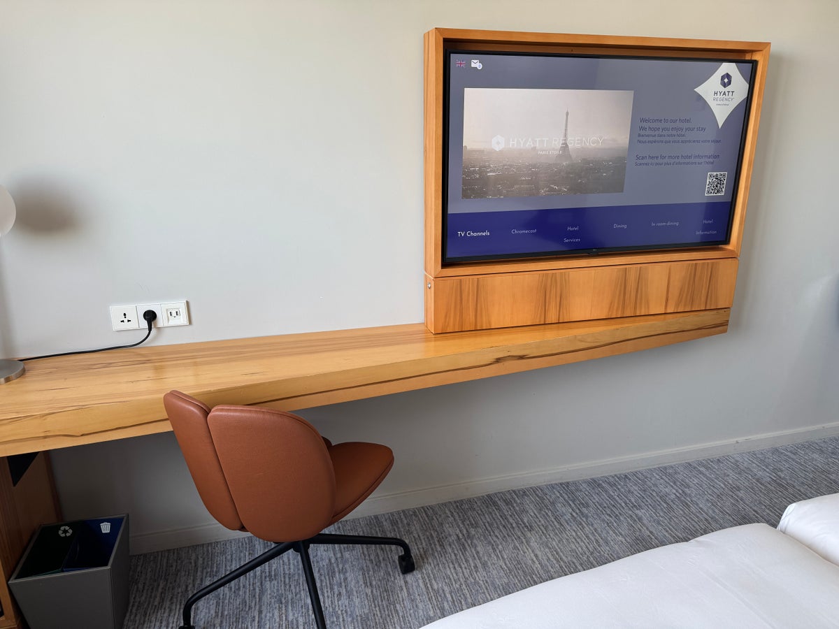 Hyatt Regency Paris Etoile TV