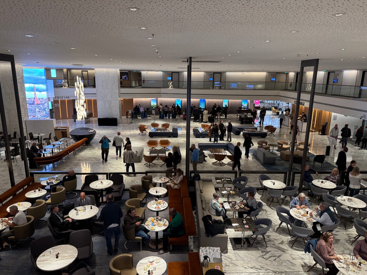 Hyatt Regency Paris Etoile lobby view