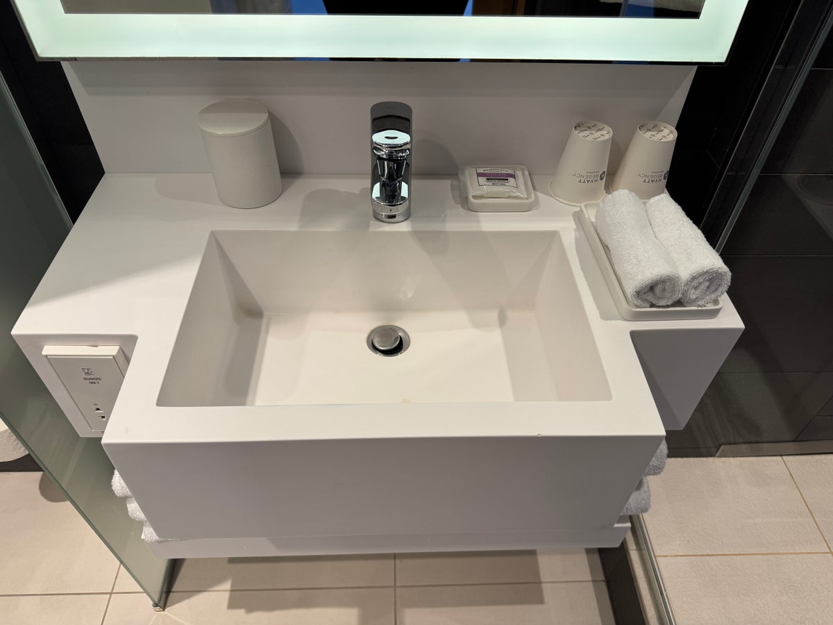 Hyatt Regency Paris Etoile vanity