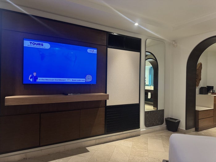 Hyatt Vivid Playa del Carmen Bedroom TV