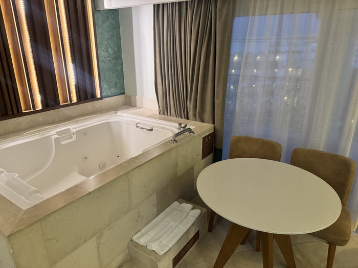 Hyatt Vivid Playa del Carmen Suite Jacuzzi
