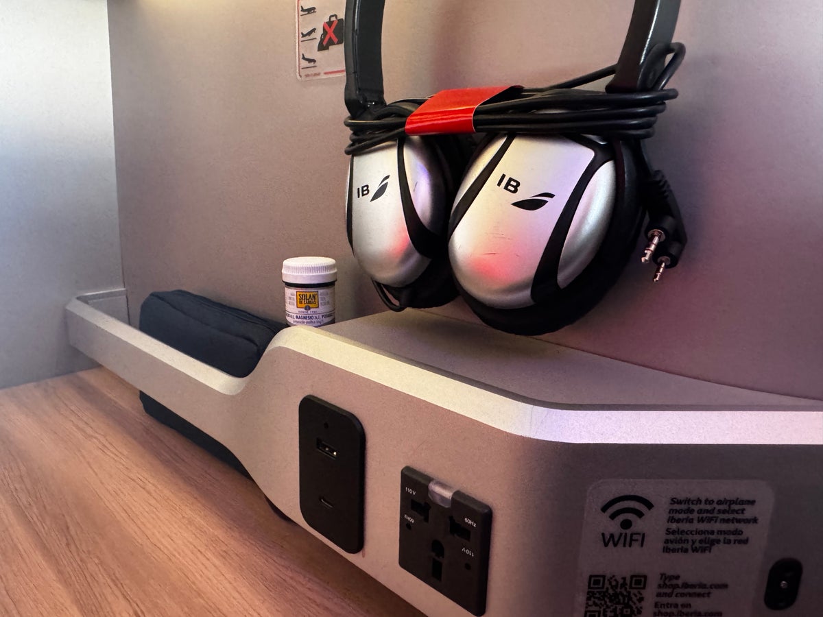 Iberia A321XLR MAD BOS headphones outlets
