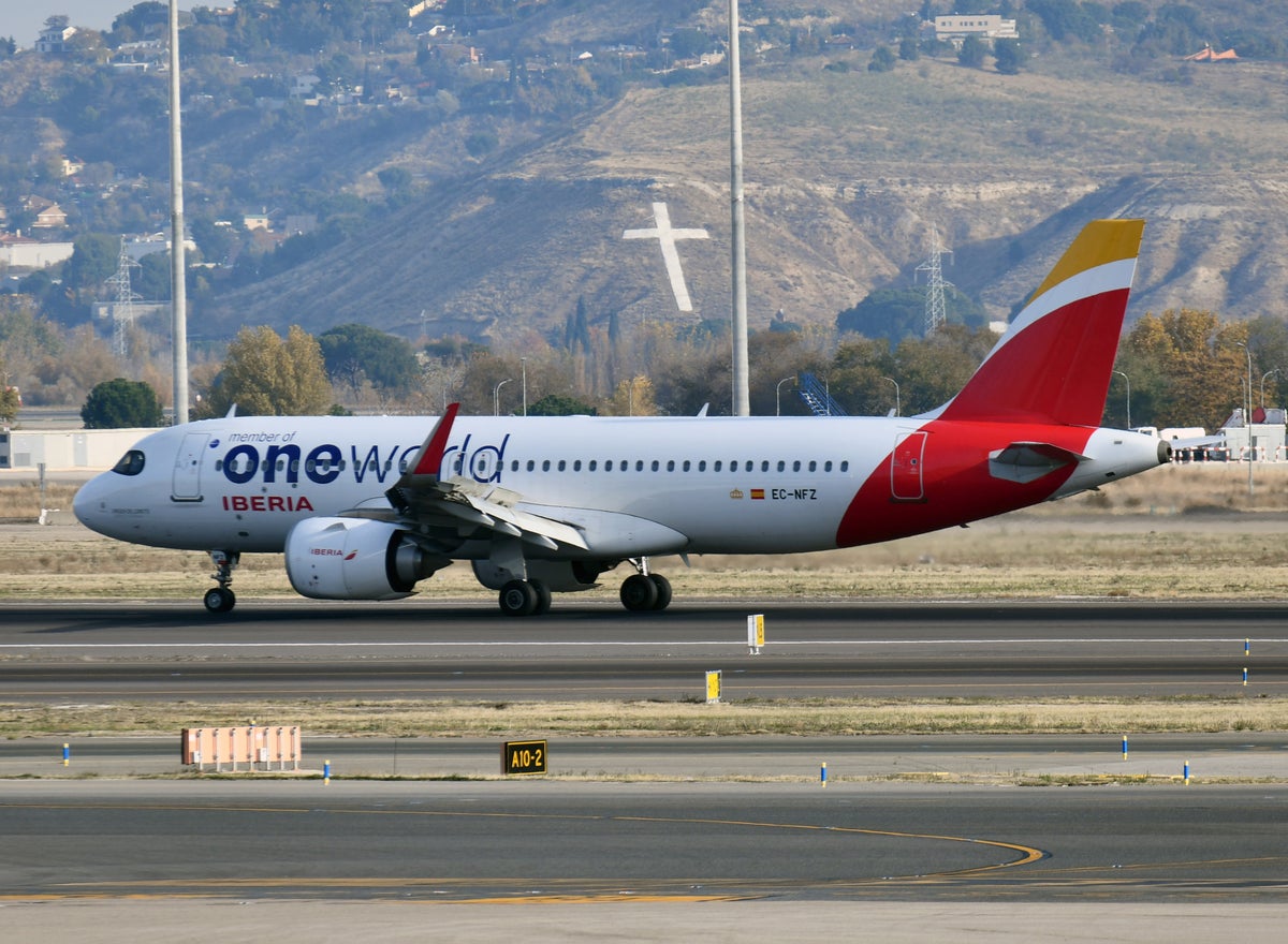 Iberia Oneworld A320neo landing MAD