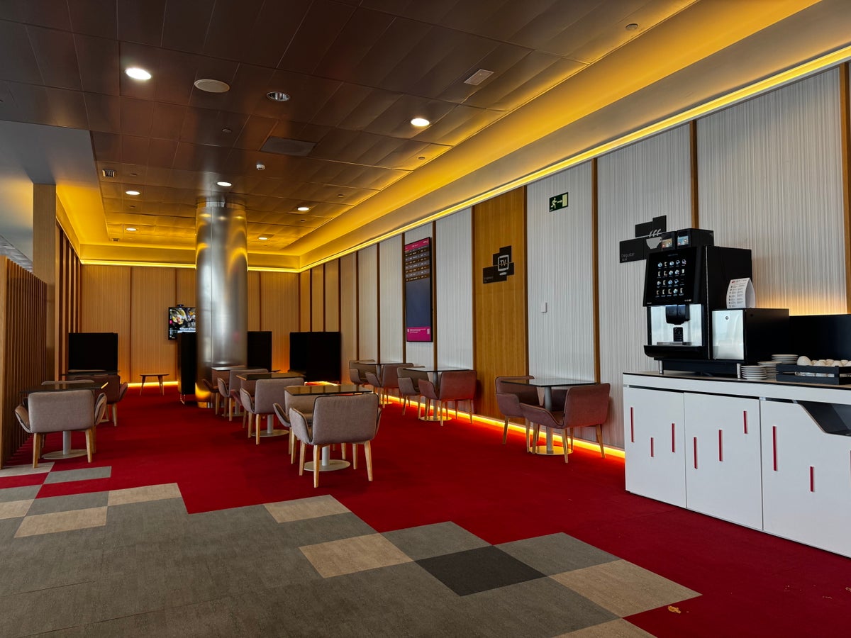 Iberia Velazquez Lounge Madrid MAD TV seating