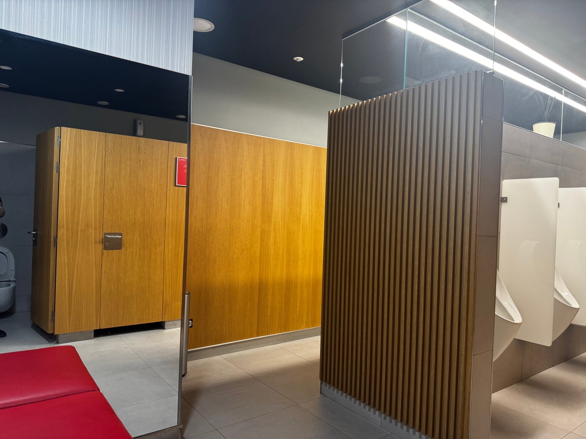 Iberia Velazquez Lounge Madrid MAD bathroom