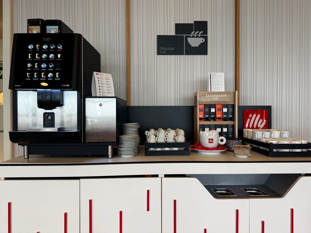 Iberia Velazquez Lounge Madrid MAD coffee stand