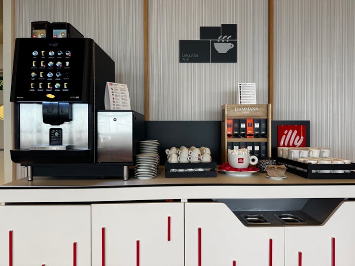 Iberia Velazquez Lounge Madrid MAD coffee stand