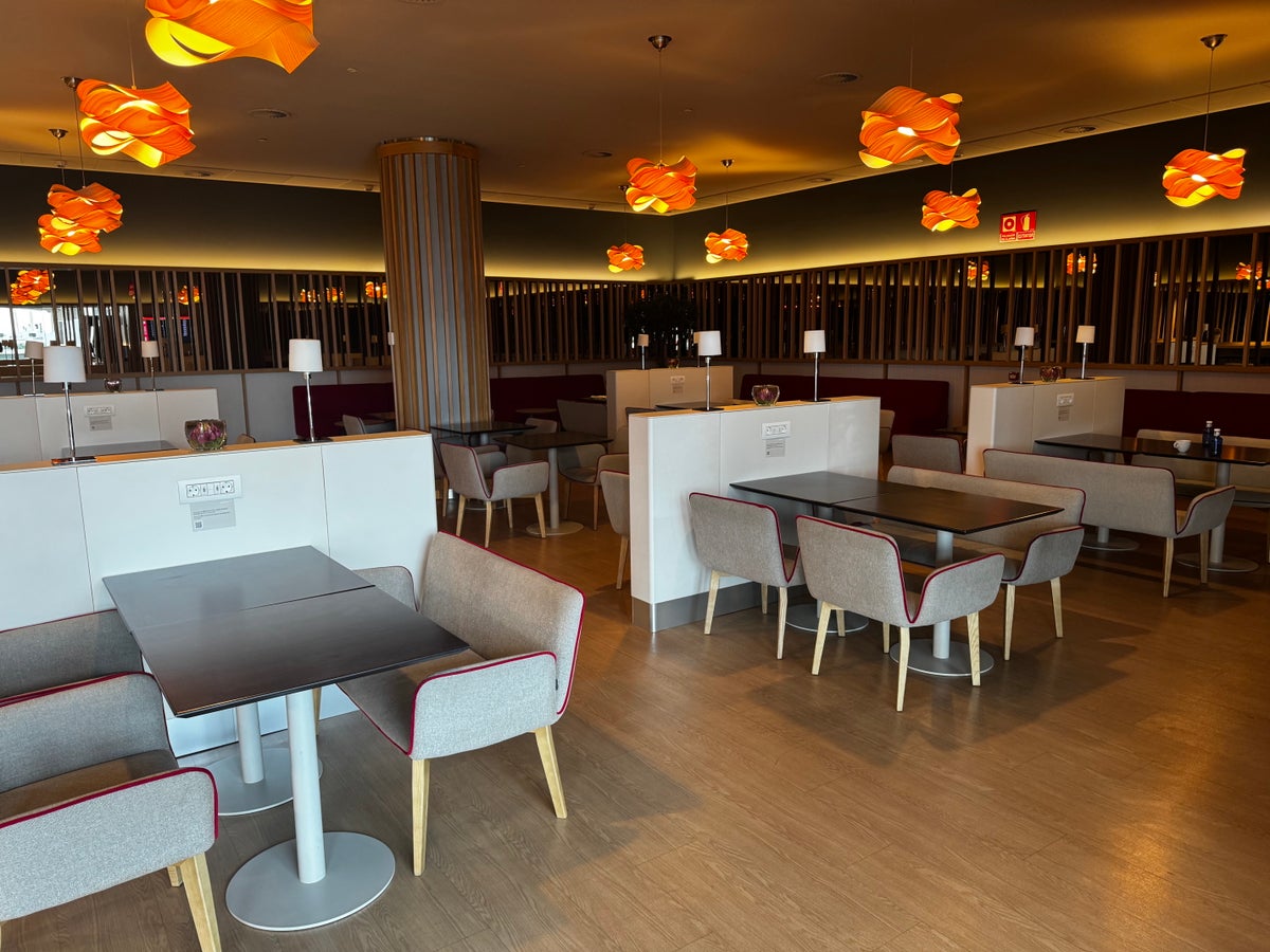 Iberia Velazquez Lounge Madrid MAD dining area