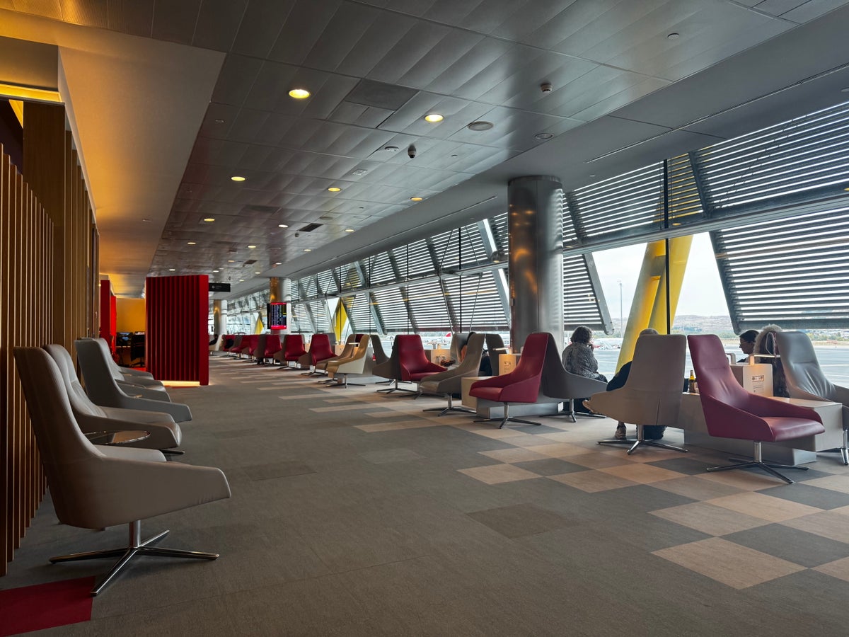 Iberia Premium Lounge Velázquez Review: A Surprisingly Great Spot in Madrid’s Airport