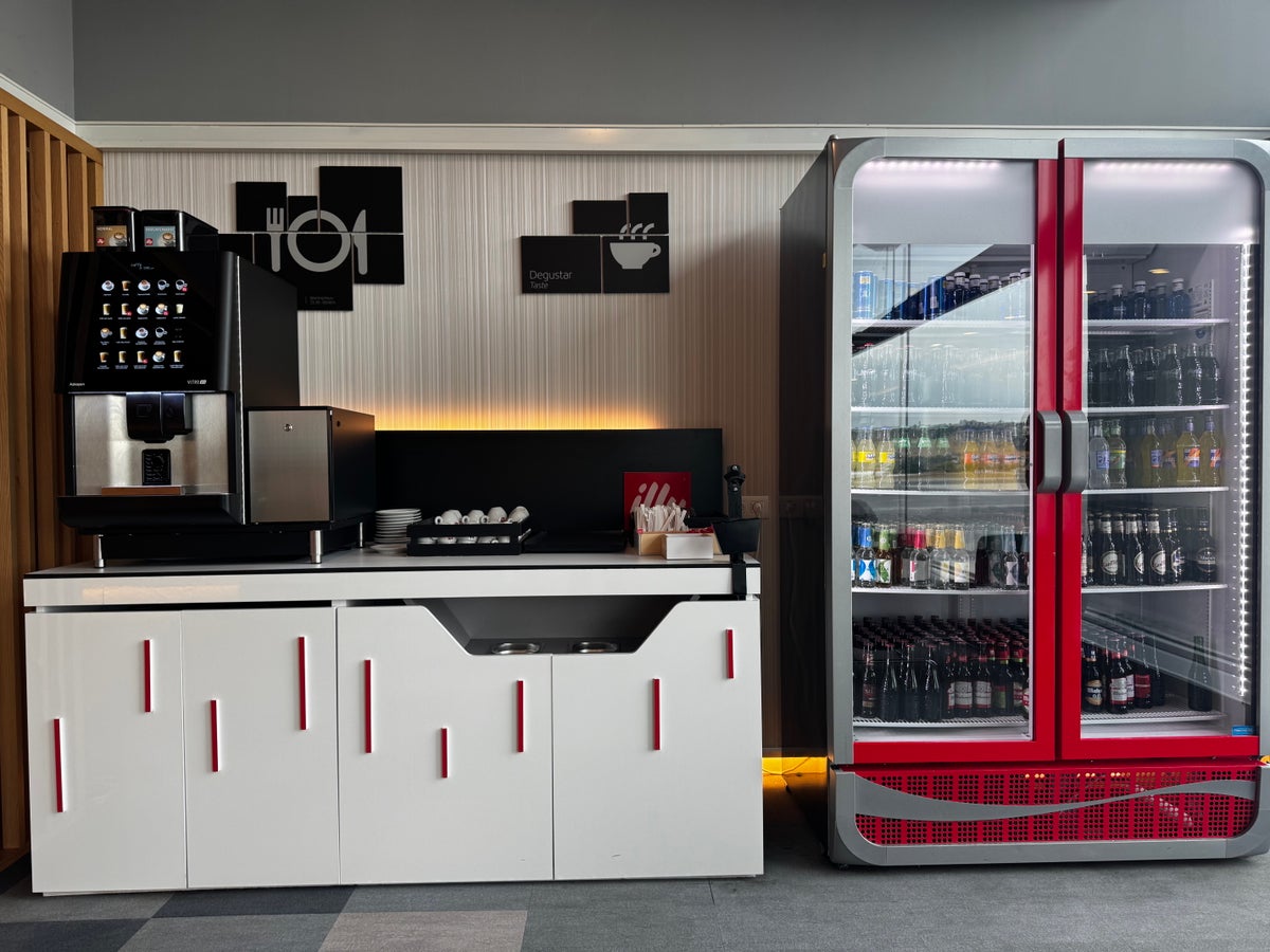 Iberia Velazquez Lounge Madrid MAD rear drinks